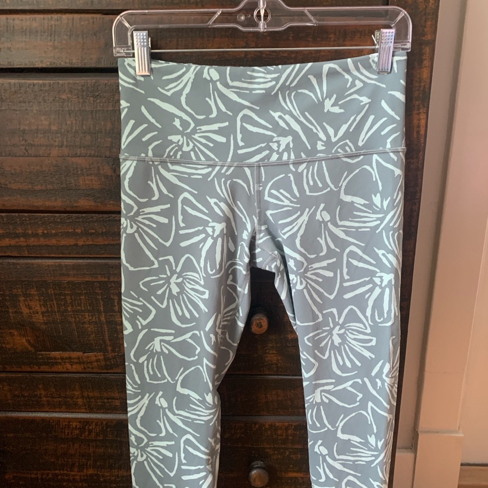 Athleta Green And Blue Floral Performance Leggings Capri Length
